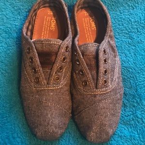 Toms lace less shoes